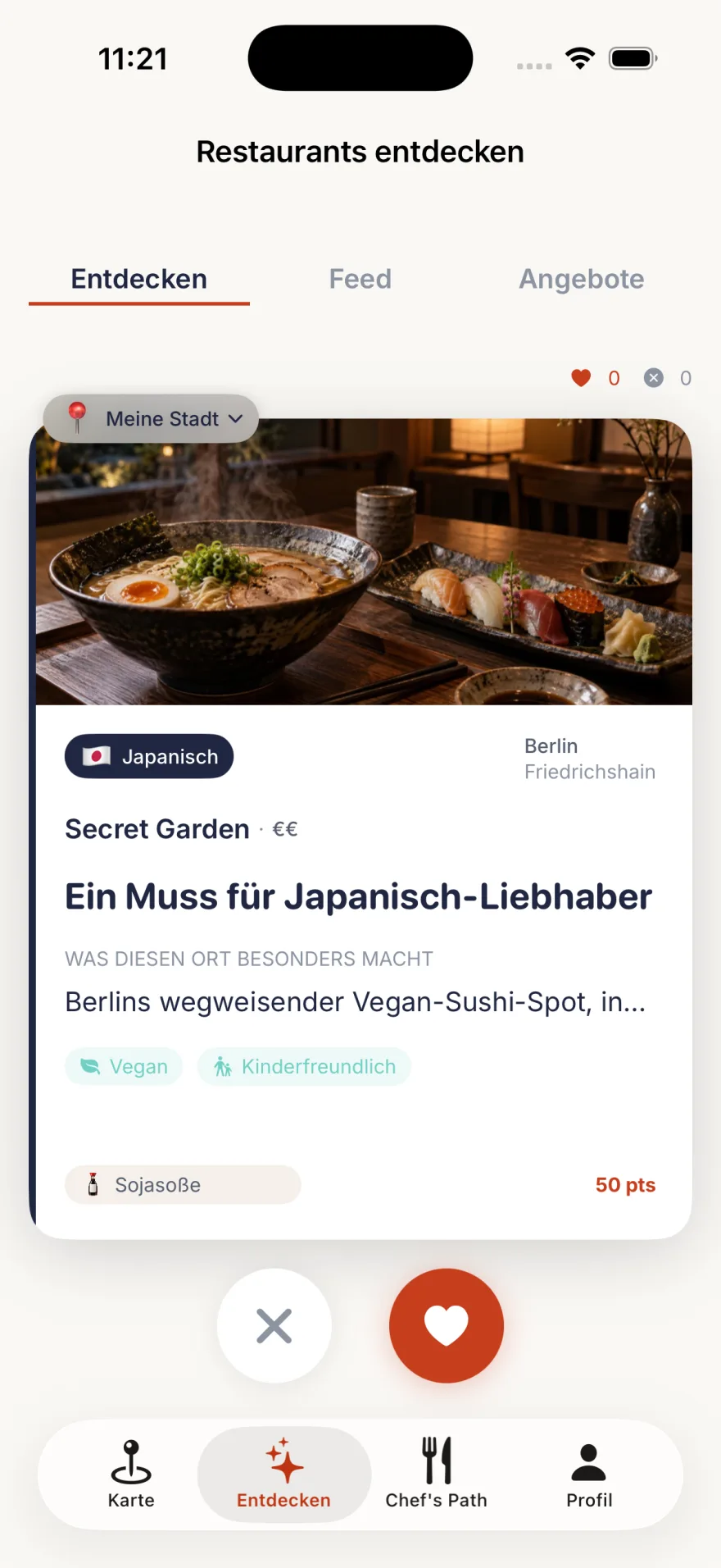 TSTE App: Restaurantkarte zum Swipen im Tab „Entdecken“ mit einem japanischen Restaurant in Berlin und den Schaltflächen zum Überspringen und Merken.
